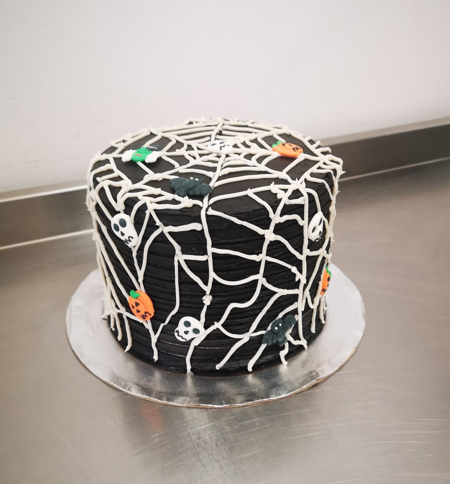 Halloween Cake 6 inches ( serves 6-8)